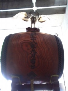 祭りに参加した町会にあった私が生まれた昭和28年９月に奉納された太鼓ですが、縁を感じますね！