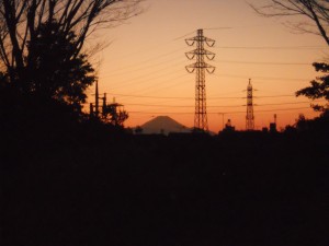 夕闇迫る富士山を中野ヘ平和の森公園から