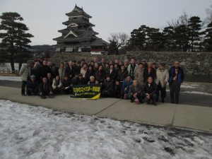 雪の松本城前で全員集合