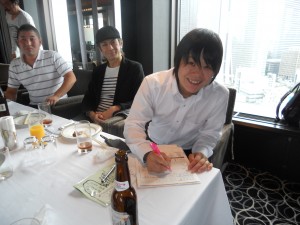 加入書にサインする冨永陽子さんとご主人。一番左に紹介者の大谷分会書記長