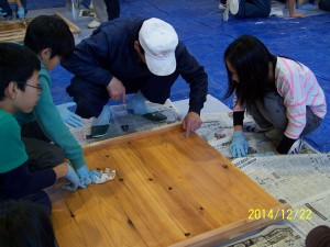 いよいよ仕上げ。今回は、水性塗料で当日仕上げです。 刷毛とウエスで仕上げます。