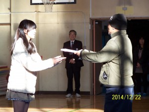 最後に、各班の子たちが感想カードを書いてまとめた冊子を山崎分会長が受け取りました。大感激です。分会の宝物です。