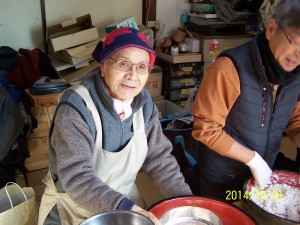 準備はそば粉・小麦粉・水をきちんと計ること。 そば粉300ｇ小麦粉75ｇ水169cc。 Ｓさんの目が光ります。 