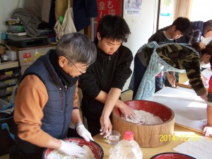 計量後、粉と水を混ぜ合わせます。指先で捏ねて 手のひらにくっつかないように。