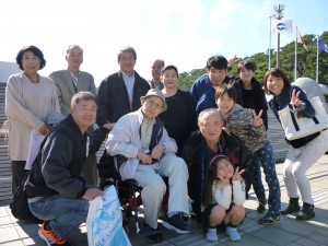 えごた分会の長老の伊藤健司さんを囲んで記念写真